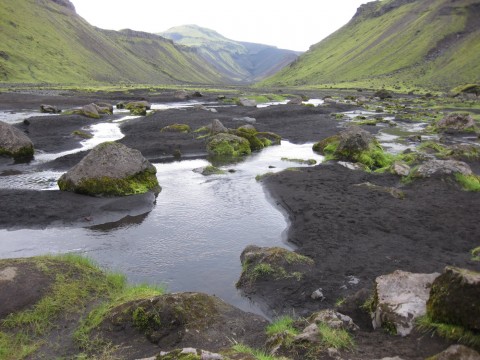 Island gruene Berge mit Wasser