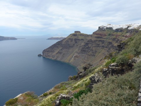 Santorin blaues Meer umspuelt den Krater