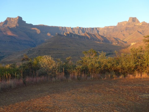 Suedafrika Amphitheater der Drakensberge